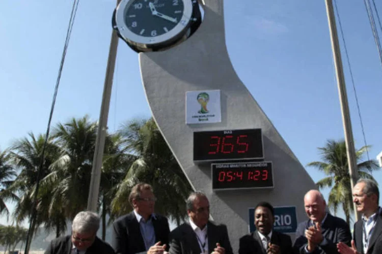 Pelé inaugura relógio que abre a contagem para a Copa do Mundo 2014 no Brasil, na praia de Copacabana, Rio de Janeiro (REUTERS/Sergio Moraes)