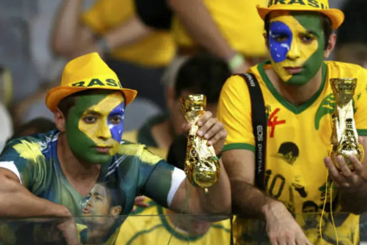 
	Torcedores colocam &quot;ta&ccedil;a da Copa&quot; de cabe&ccedil;a para baixo ap&oacute;s derrota do Brasil para a Alemanha
 (REUTERS/Marcos Brindicci)