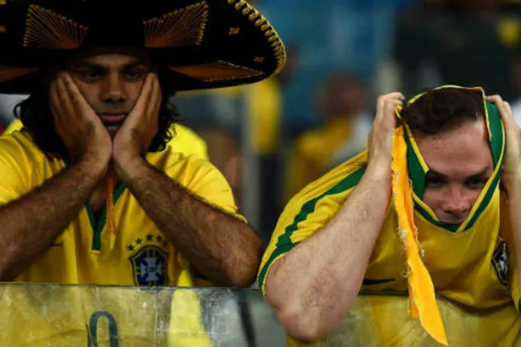 
	Torcedores brasileiros incr&eacute;dulos diante da derrota para a Alemanha
 (Laurence Griffiths/Getty Images)