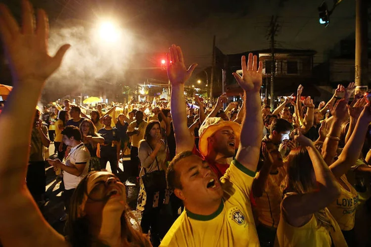 
	Multid&atilde;o lota as ruas da Vila Madalena, que virou ponto de encontro da Copa
 (Mario Tama/Getty Images)