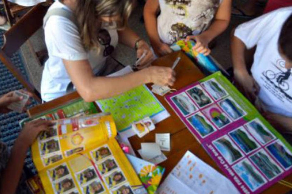 Tecnologia é aliada no troca-troca de figurinhas da Copa