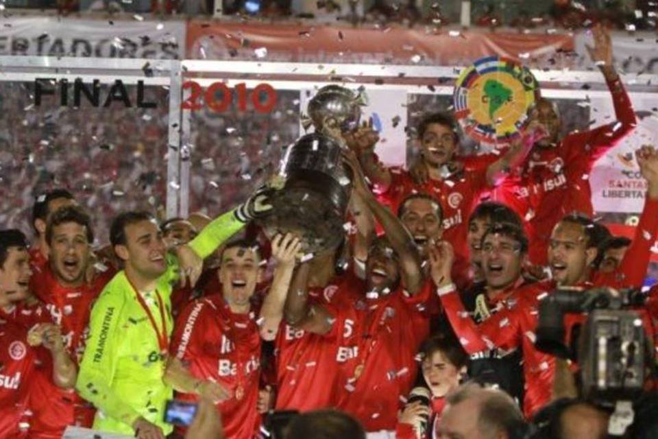 Jogadores do Internacional erguem a taça de campeão da Copa Libertadores da América 2010, no Estádio Beira-Rio (Edison Vara/Placar)