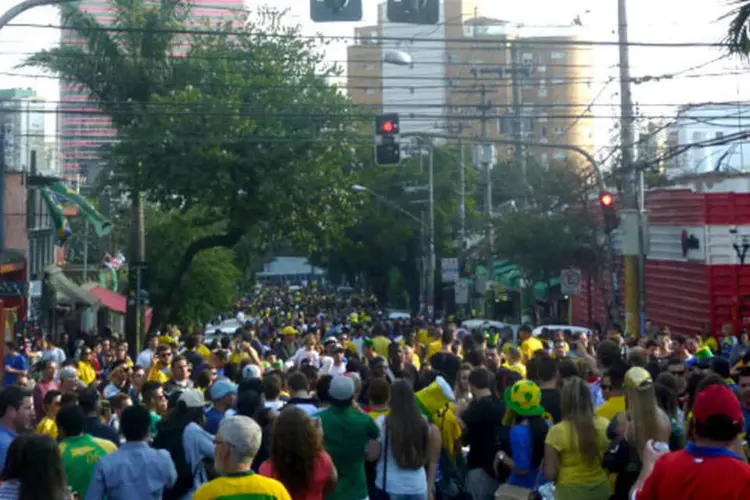 Torcida na Vila Madalena, em São Paulo: multidão toma ruas horas antes do jogo (Priscila Zuini/Exame.com)