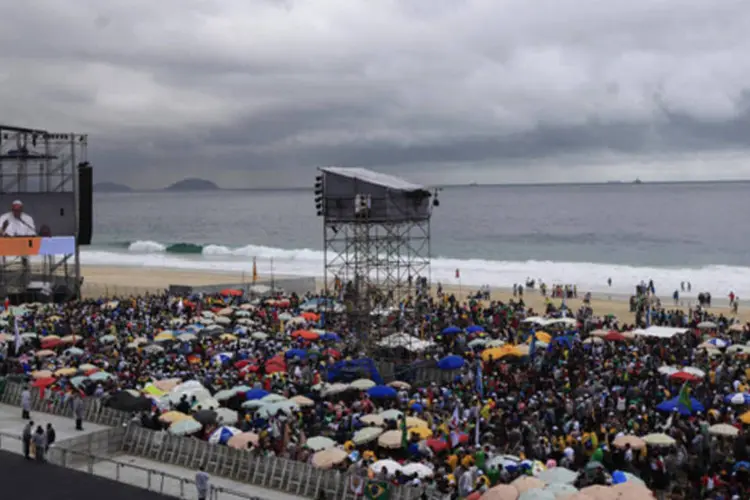 Peregrinos esperam Papa Francisco em Copacabana: a previsão é que Francisco chegue de helicóptero e desembarque no Forte de Copacabana. (REUTERS/Ricardo Moraes)