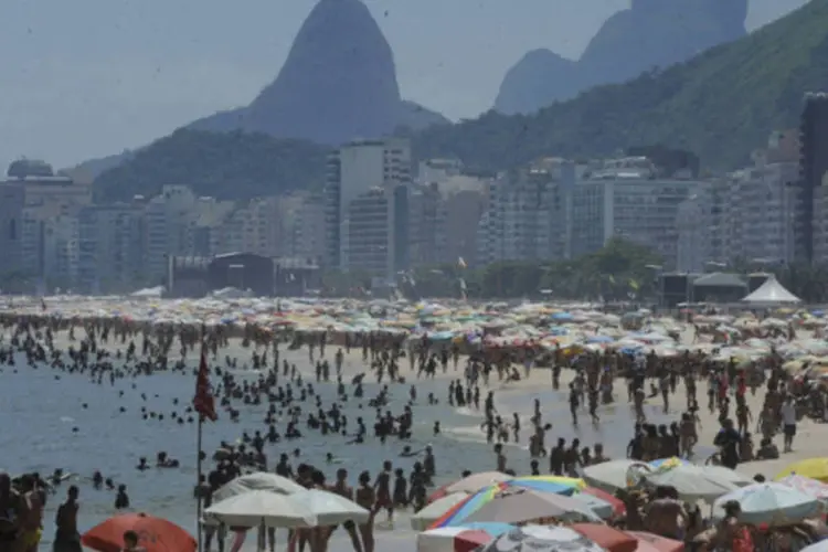
	Turistas lotam Praia de Copacabana, no Rio de Janeiro
 (.)
