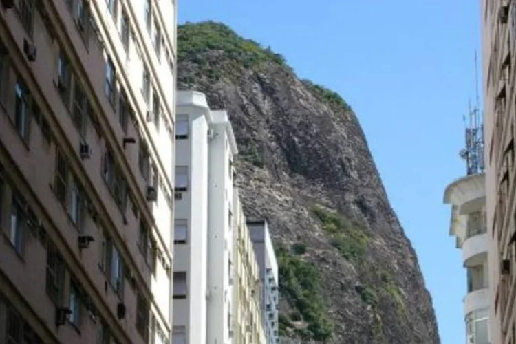 Rua no bairro de Copacabana: urbanização diminui permeabilidade do solo. Sistema de drenagem é essencial para escoamento da água da chuva (.)