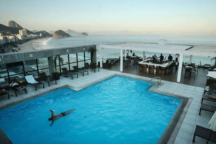 
	Homem nada em piscina no topo de hotel: a variedade &eacute; quase opressiva. Afinal, qual &eacute; a diferen&ccedil;a entre elas?
 (Mario Tama/Getty Images)