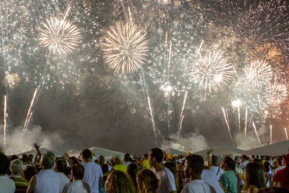 Balsas com fogos se deslocam para Copacabana