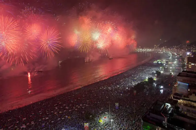 
	R&eacute;veillon em Copacabana: de acordo com o secret&aacute;rio, 11 balsas ficar&atilde;o a 400 metros da Praia de Copacabana, com 24 toneladas de fogos de artif&iacute;cio
 (Marizilda Cruppe/Riotur)