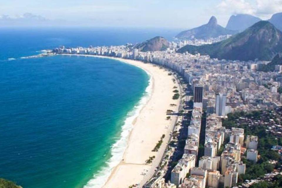 Escuna encalha na praia de Copacabana