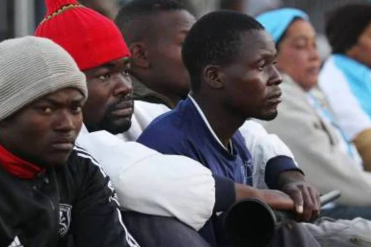 Torcedores da Nigéria assistem ao jogo do lado de fora do estádio
