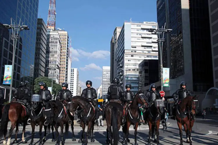 Polícia se posiciona durante protesto contra a Copa do Mundo na Avenida Paulista, em São Paulo (REUTERS/Chico Ferreira)