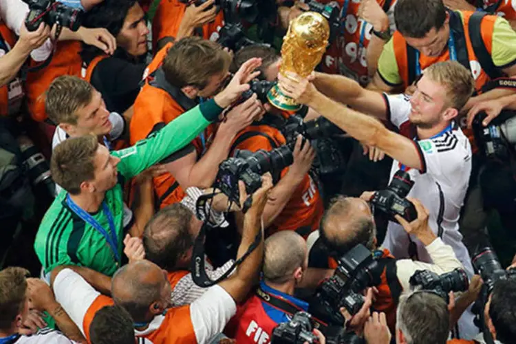 Alemães levantam taça da Copa do Mundo no Maracanã  (REUTERS/Fabrizio Bensch)