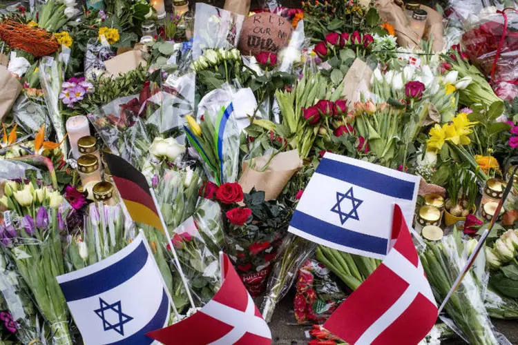 
	Flores em tributo em local onde judeu dinamarqu&ecirc;s foi ferido ao proteger a sinagoga em Krystalgade, Copenhague
 (Bax Lindhardt/Scanpix Denmark/Reuters)