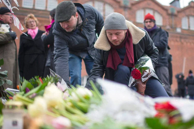 Copenhague: população deposita flores em local de tiroteio (Reuters)