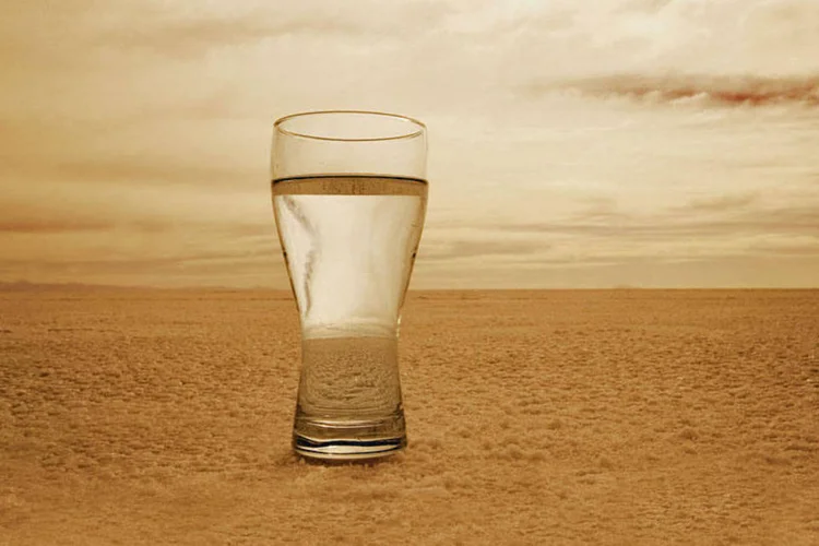 
	Copo d&#39;&aacute;gua no deserto: no mundo 748 milh&otilde;es de pessoas que n&atilde;o t&ecirc;m acesso a &aacute;gua livre de contamina&ccedil;&atilde;o e as primeiras v&iacute;timas s&atilde;o os pobres
 (Thinkstock)