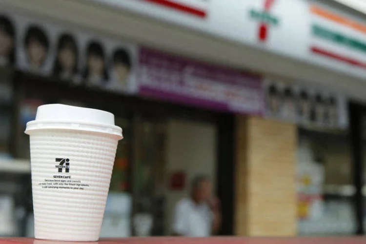Copo de café preto ao lado de fora de loja da 7-Eleven, em Tóquio, Japão (Kiyoshi Ota/Bloomberg)