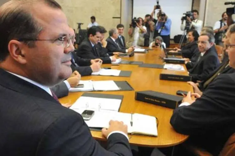 
	Tombini em reuni&atilde;o do Copom: comit&ecirc; afirmou que alta dos juros vai contribuir para colocar a infla&ccedil;&atilde;o em decl&iacute;nio e assegurar que essa tend&ecirc;ncia persista em 2014
 (Elza Fiúza/ABr)