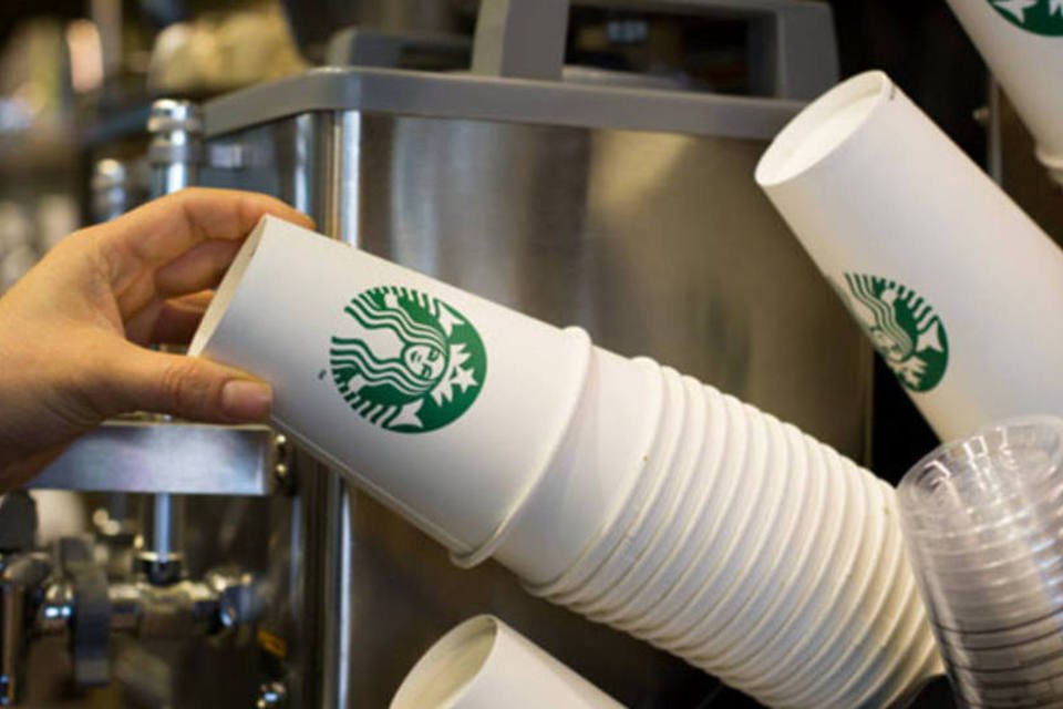 
	Copos do Starbucks: empresa est&aacute; tentando fazer com que mais clientes pe&ccedil;am um peda&ccedil;o de bolo ou um croissant quando comprarem um caf&eacute; com leite
 (SeongJoon Cho/Bloomberg)