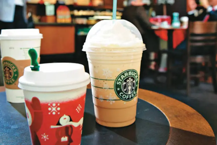 Loja da Starbucks: parceria com empresas e campanhas para incentivar os clientes a usar as próprias canecas (Germano Lüders/EXAME.com)