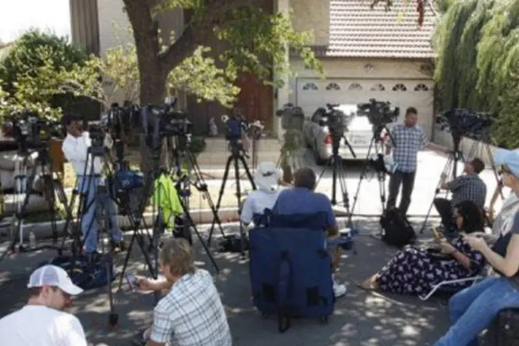 Jornalistas aguardam em frente à casa de um dos produtores do filme: a data do julgamento ainda não foi marcada (©AFP / david mcnew)