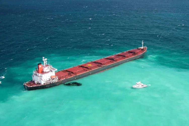 Grande Barreira de Corais: Caças Harrier da Marinha norte-americana precisaram lançar as bombas no mar porque barcos civis foram vistos perto do alvo original em um treinamento (Bloomberg)