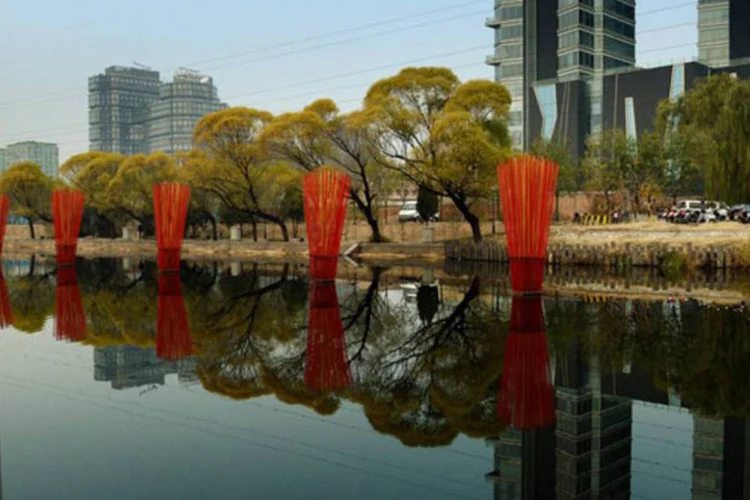 Um novo empreendimento é visto por trás do canal de Pequim: "O tempo de que dispomos para salvar os recifes do mar da China meridional se esgota rapidamente", acrescenta (©afp.com / Mark Ralston)
