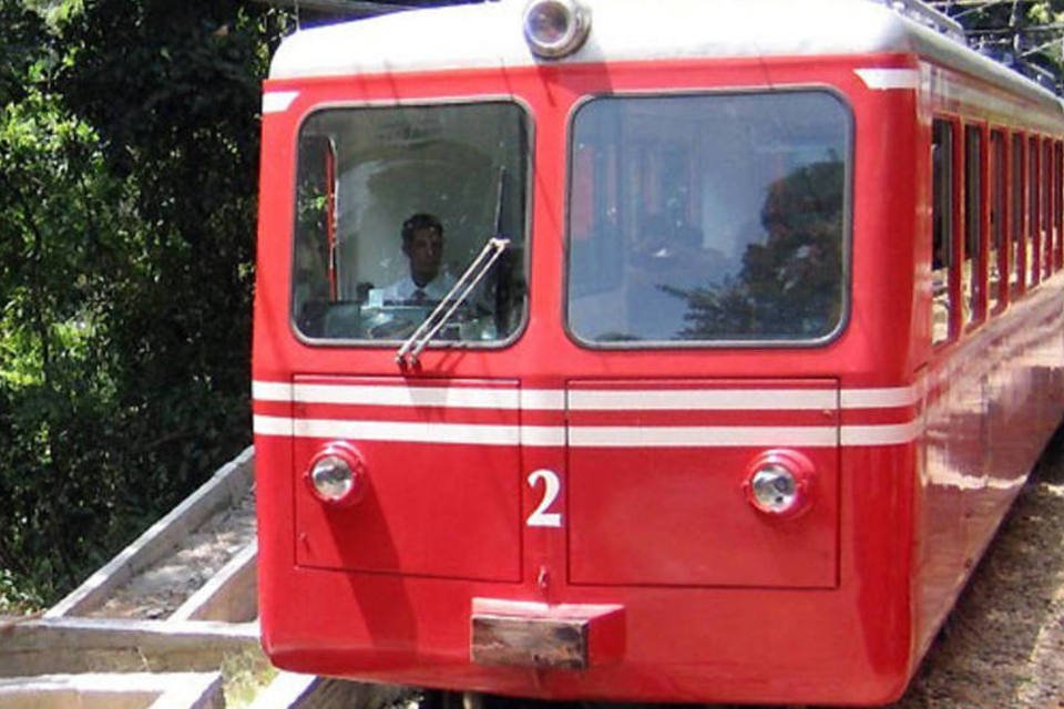 Trem entre Corcovado e Cristo Redentor sofre pane