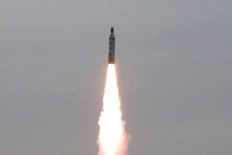 
	M&iacute;sseis: na sexta, o Conselho de Seguran&ccedil;a da ONU condenou a s&eacute;rie de tiros e concordou em adotar uma declara&ccedil;&atilde;o un&acirc;nime para tomar &quot;novas medidas significativas&quot;
 (KCNA / Reuters)