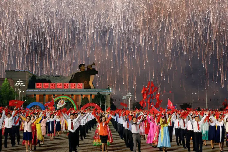 
	Coreia do Norte: o evento desta ter&ccedil;a-feira teve um car&aacute;ter civil, ainda que no desfile tenham sido apresentadas maquetes de m&iacute;sseis
 (Damir Sagolj / Reuters)