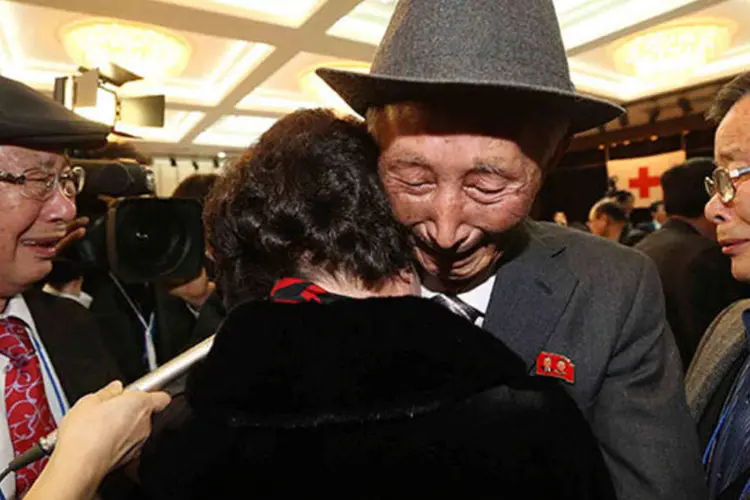 O norte-coreano Namgung Ryul (C), 87, chora ao abraçar sua filha sul-coreana Namgung Bong-ja durante encontro de famílias das Coreias separadas pela guerra (REUTERS/Lee Ji-eun/Yonhap)