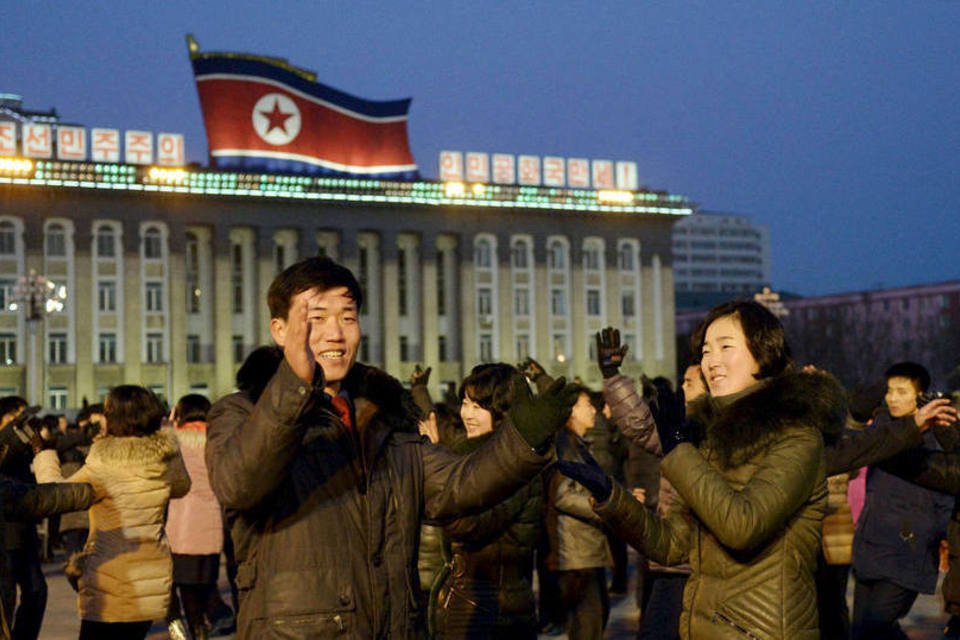 Norte-coreanos celebram a realização do quarto teste nuclear