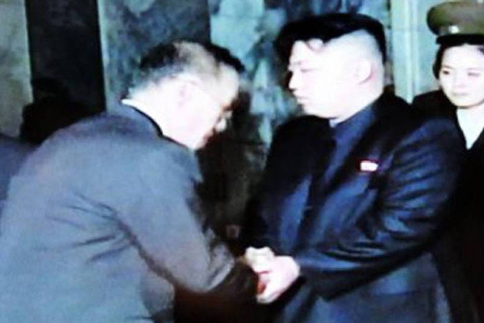 Milhares de norte-coreanos homenageiam Kim Jong-il em Pyongyang