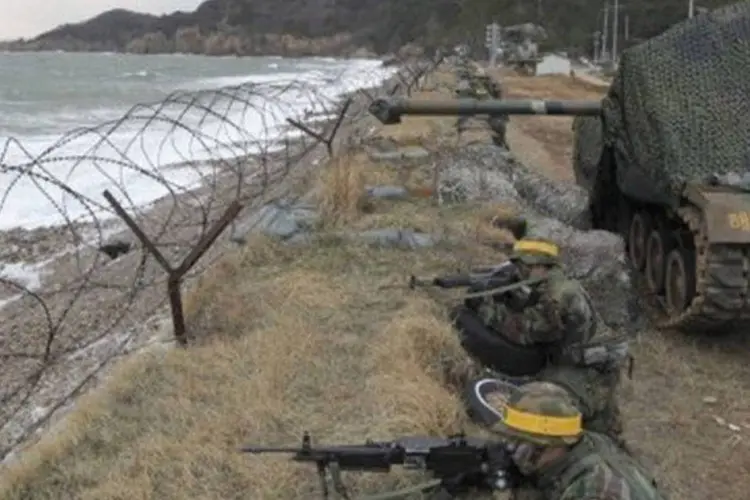 
	Marines sul-coreanos participam de exerc&iacute;cio militar na ilha de Yeonpyeong: a Coreia do Norte amea&ccedil;ou o pa&iacute;s vizinho caso lembrasse do bombardeio com demonstra&ccedil;&otilde;es militares
 (Kim Jae-Myung/AFP)