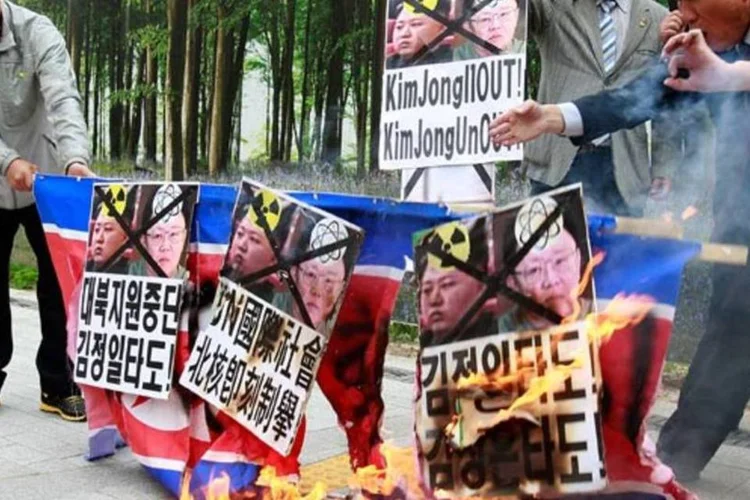 Manifestantes sul-coreanos protestam contra Kim Jong-Il, comandante do Norte, e seu filho (Chung Sung-Jun/Getty Images)