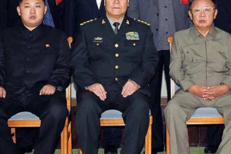 Kim Jong-Il (D) ao lado de Kim Jon-un (E) e o general Guo Boxiong: foi apenas em setembro de 2010 que, pela primeira vez, o regime norte-coreano publicou fotografias recentes do jovem (AFP)