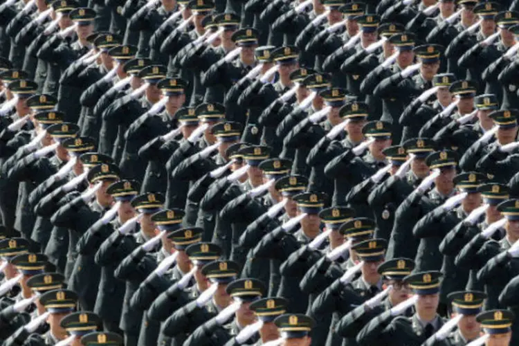 
	Na Coreia do Sul, soldados marcham durante parada militar, em Gyeryongdae. (6/3/2014)
 (Chung Sung-Jun/Getty Images)