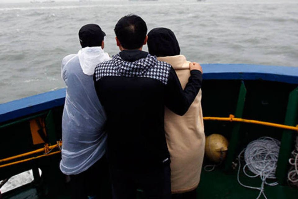 Familiares de vítimas de naufrágio observam local do acidente na Coreia do Sul (REUTERS/Issei Kato)