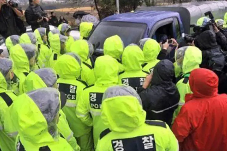 
	Policiais sul-coreanos bloqueiam o avan&ccedil;o dos ativistas com panfletos de propaganda contra a Coreia do Norte: os policiais alegaram raz&otilde;es de seguran&ccedil;a
 (Jung Yeon-Je/AFP)