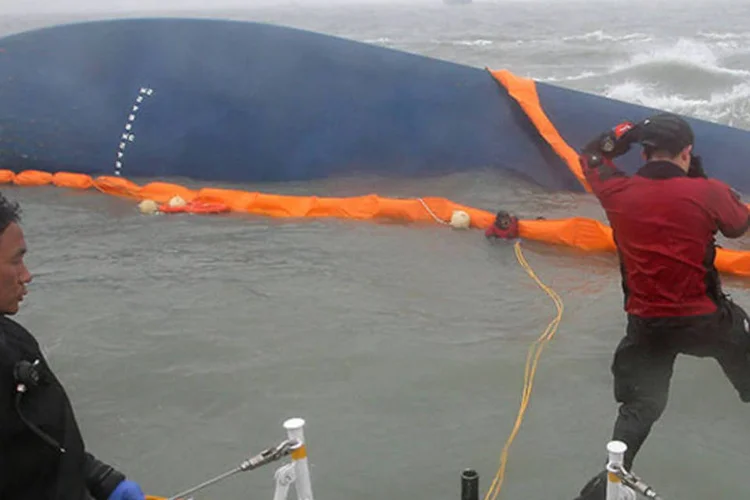 
	Mergulhadores tinham planejado realizar novas tentativas de entrar na embarca&ccedil;&atilde;o, depois de v&aacute;rias efetuadas sem sucesso durante a manh&atilde;
 (REUTERS/Yonhap)
