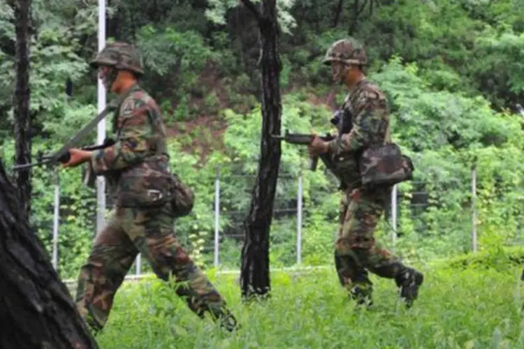 
	Soldados sul-coreanos em treino militar em Seul em agosto de 2012: al&eacute;m disso, 500 soldados dos Estados Unidos participam nas manobra
 (Kim Jae-Hwan/AFP)