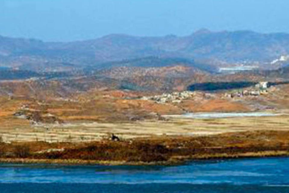 Coreia do Sul detém americano que nadava rumo ao Norte