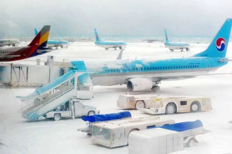 
	Neve encobre avi&otilde;es no aeroporto internacional de Jeju, no Coreia do Sul: no s&aacute;bado, 296 voos foram cancelados e 122 foram atrasados
 (REUTERS/Lee Seok-hyung)