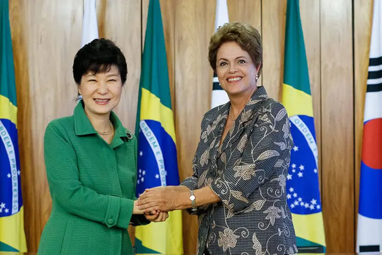 Dilma Rousseff e a Presidente da República da Coreia, Park Geun-hye durante declaração à imprensa (Roberto Stuckert Filho/PR)