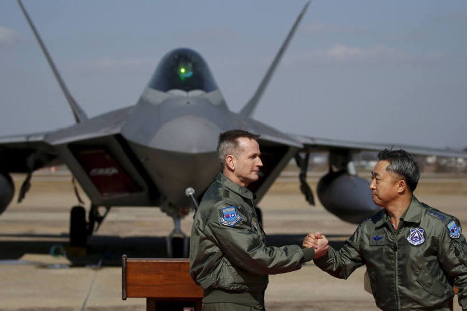 EUA sobrevoam península da Coreia com 4 caças F-22 Raptor