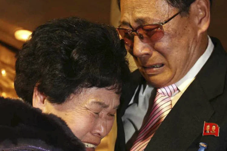 Norte-coreano Lee Yun-geun (D), 72, abraça sua irmão sul-coreana Lee Sun-hyang, 88: reencontro é considerado o 1º passo rumo à reconciliação entre as Coreias (Lee Ji-eun/Yonhap/Reuters)