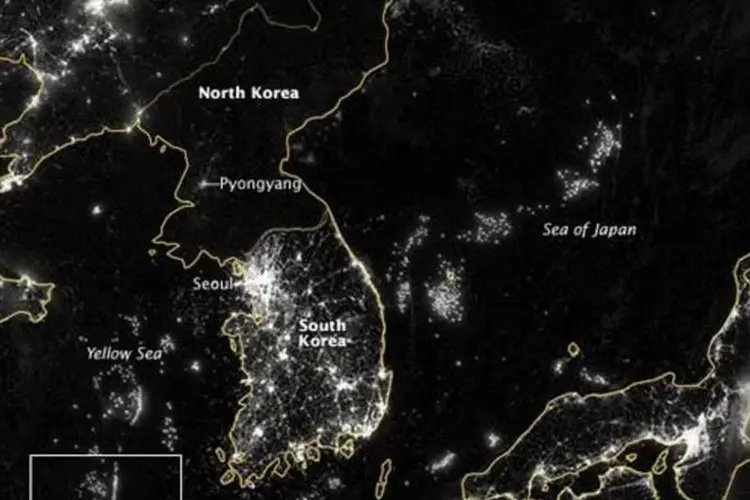 
	Na imagem, a Coreia do Norte aparece menos iluminada do que o Mar Amarelo (no ret&acirc;ngulo branco)
 (Divulgação/ Nasa)