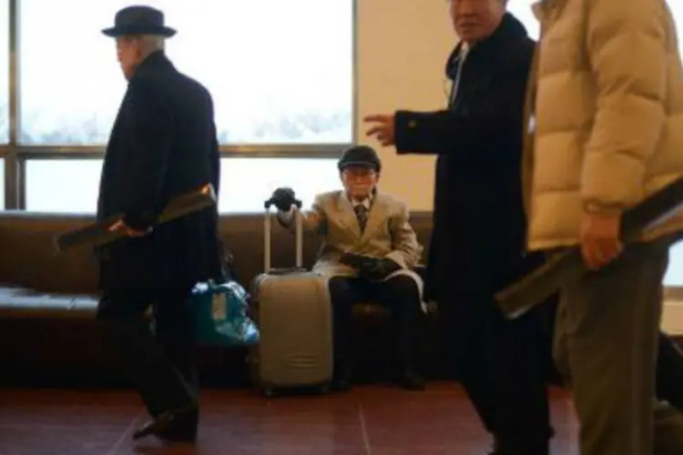 Sul-coreanos se preparam para cruzar a fronteira para o Norte: idosos tentaram recuperar seis décadas de ausência (Ed Jones/AFP)