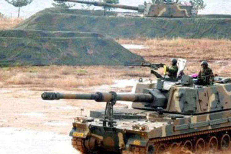 
Em 2010, as forças norte-coreanas dispararam 170 projéteis ou foguetes contra Yeonpyeong, cenário de confrontos violentos no passado entre os dois países
 (Defense Ministry/AFP)