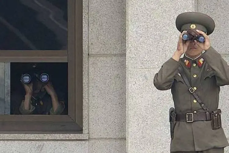 Soldados da Coreia do Norte vigiam os vizinhos do Sul: os sul-coreanos, onipresentes em toda a área fronteiriça, mostravam uma atitude relaxada (WIKIMEDIA COMMONS)